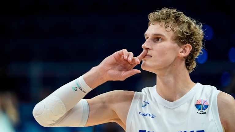 Lauri Markkanen med pekfingret framför munnen.