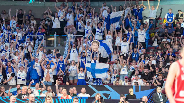 Suomalaisyleisöä EM-kisojen koripallokatsomossa Suomi - Georgia -ottelussa.