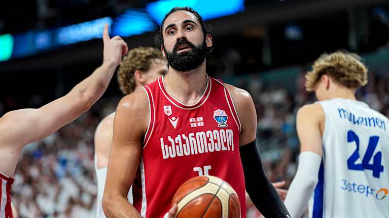 Goga Bitadze pallon kanssa koripallon EM-kisoissa 2025.
