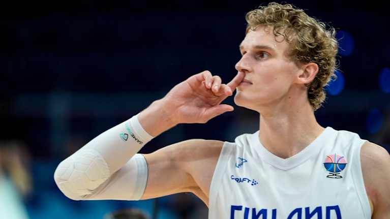 Lauri Markkanen johtaa Suomen EM-välieriin Saksaa vastaan. Utah Jazzin NBA-tähti oli vaikeuksissa alkusarjassa maailmanmestaria vastaan, kun Isaac Bonga puolusti häntä.  