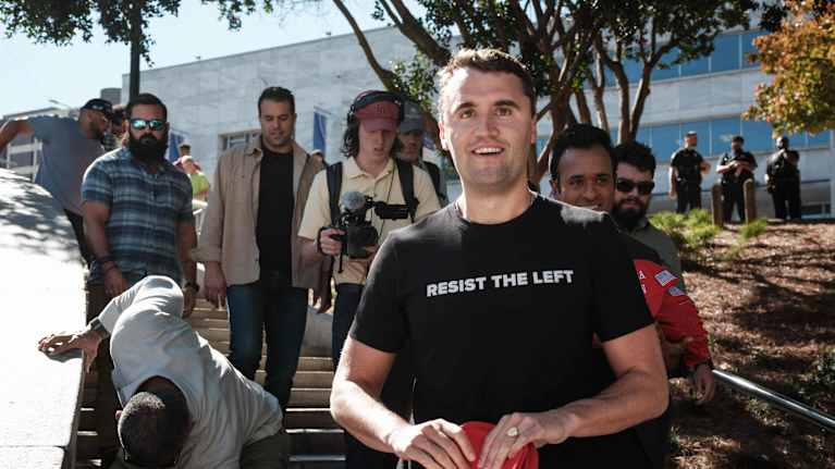Resist the Left -tekstillä varustettuun t-paitaan pukeutunut  Charlie Kirk.