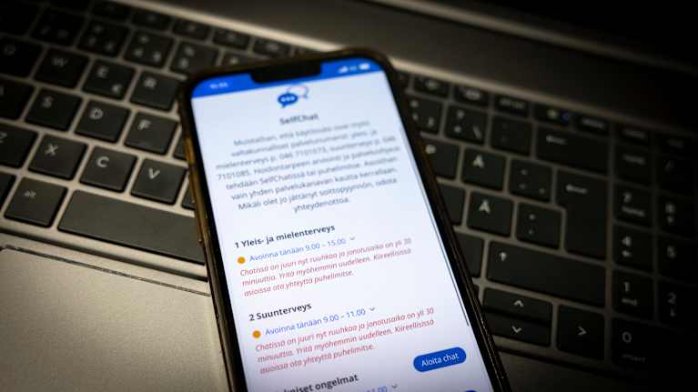 Kuvassa on älypuhelin, jossa on auki chat-sovellus, joka tarjoaa keskusteluapua nuorille. Kaikki chatit ovat ruuhkautuneet.