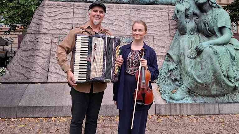 Arto Rinne tyttärensä Eilan kanssa soittimineen.