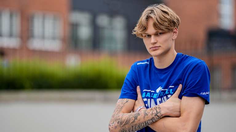 Miikka Muurinen poseeraa Suomen joukkueen hotellilla koripallon EM-kisoissa 2025.