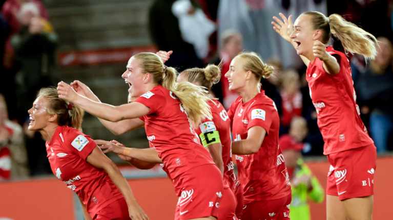 SK Brannin pelaajat juhlivat 1-0-voittoa jalkapallon naisten Mestarien liigan 3. karsintakierroksen kotiosassa 11.9. 2025 Bergenissä. 