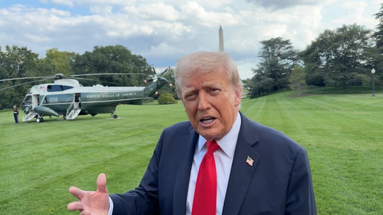 Donald Trump seisoo nurmikolla.
