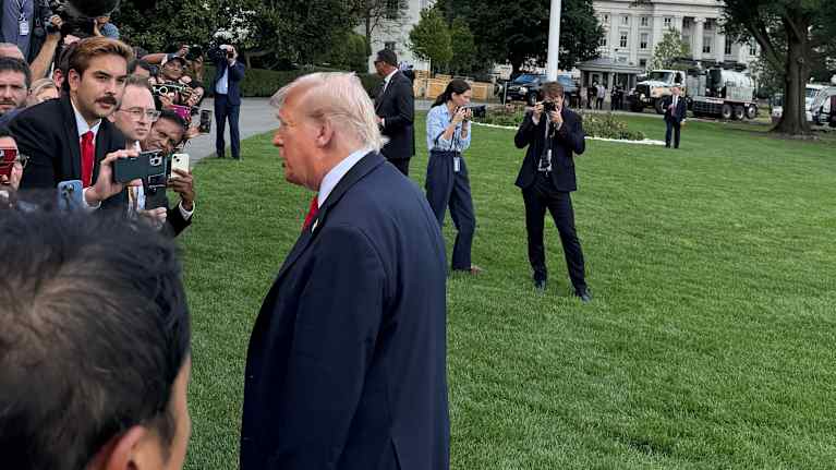 Donald Trump nurmikolla.