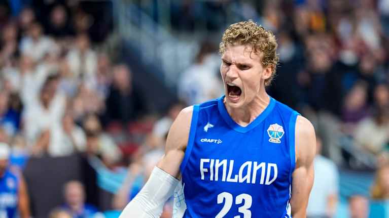 Lauri Markkanen tuulettaa Saksa EM-välierässä.