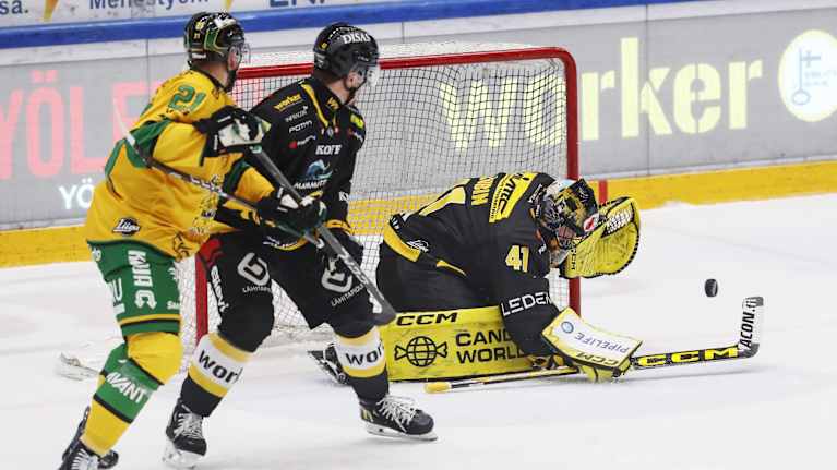 Niklas Rubin torjuu kiekon.