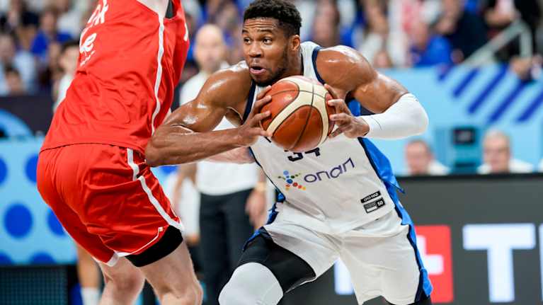 Giannis Antetokounmpo koripallon EM-välierässä Turkkia vastaan.  