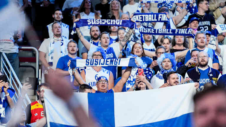 Suomen miesten koripallomaajoukkueen kannattajia EM-välierässä.