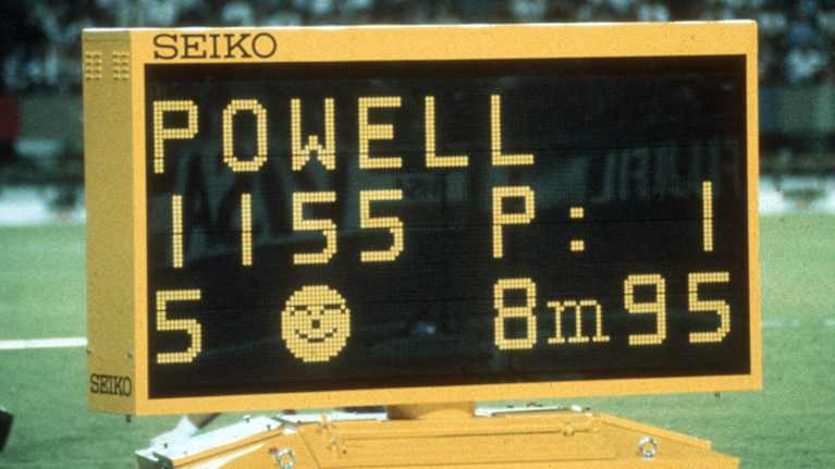 Pituushyppääjä Mike Powell.