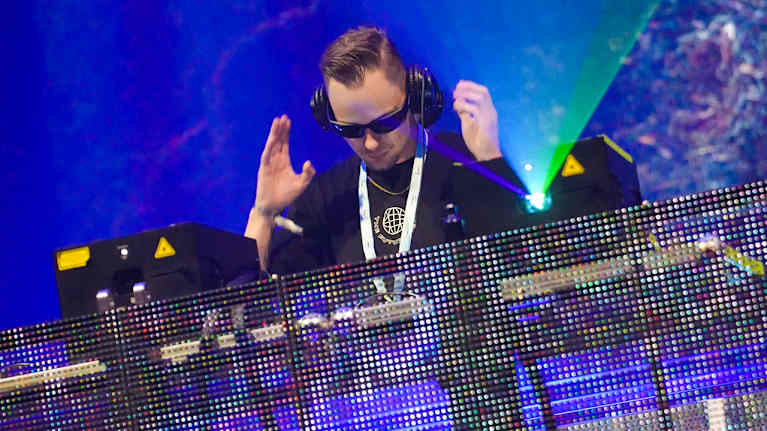 Helzinki Hardstyle Festivalin yleisöä 12.09.2025.
