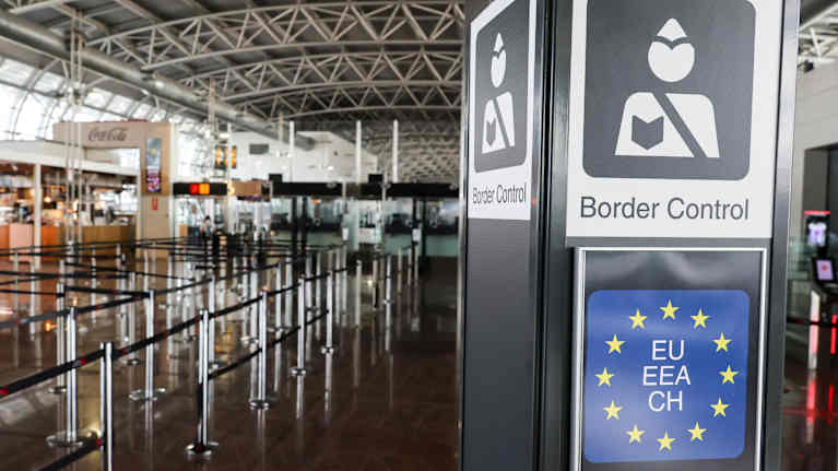 Raja- ja passintarkastusasema terminaalissa ennen lähtöportteja.