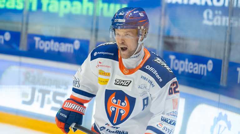 Julius Mattila lähikuvassa Lukko-ottelussa 10.9.2025.