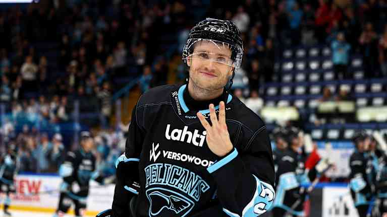Pelicansin Christoffer Forsberg juhlii hattutemppuaan HIFK:ta vastaan 13.9.2025.