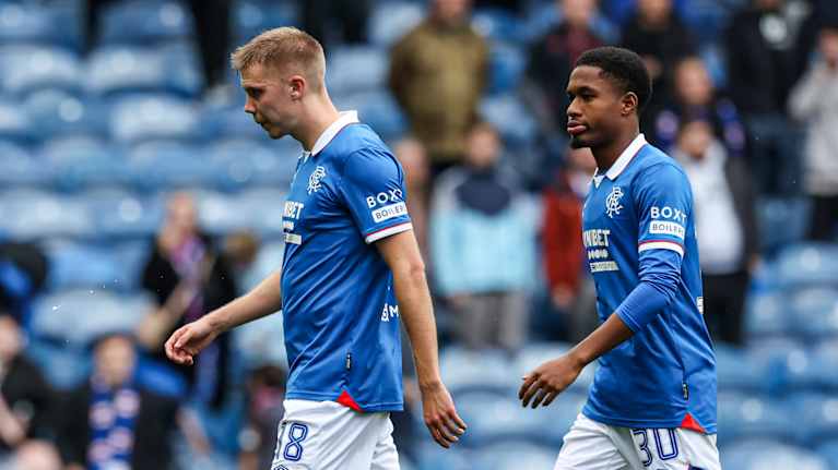 Rangersin Oliver Antman ja Jayden Meghoma poistuvat pettyneinä Hearts-tappion jälkeen 13.9.2025.
