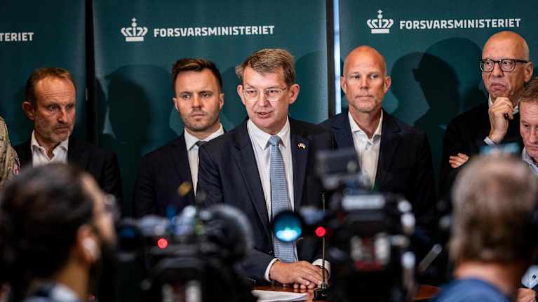  Tanskan puolustusministeri Troels Lund Poulsen pitää lehdistötilaisuutta.