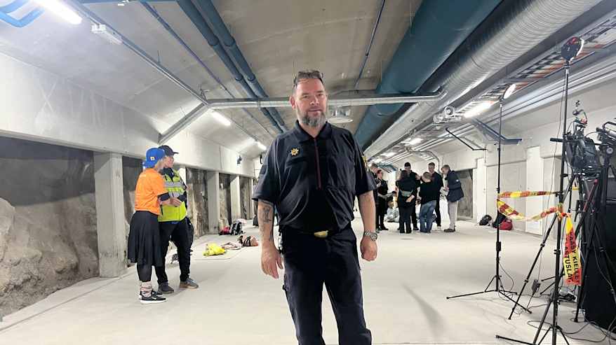 pelastusviranomainen seisoo kallioluolassa.