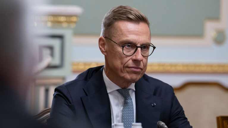 Tasavallan presidentti Alexander Stubb kuuntelee Zelenskyin puhetta Kiovassa torstaina, 11.9.