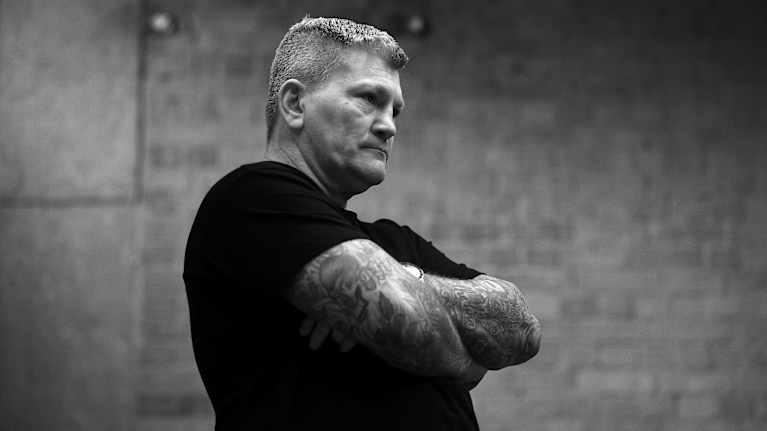 Nyrkkeilyvalmentaja Ricky Hatton katsoo kamerasta vasemmalle lehdistötilaisuudessa.