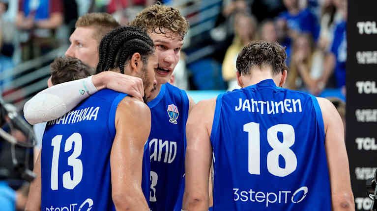 Lauri Markkanen, Olivier Nkamhoua ja Mikael Jantunen EM-pronssimatsin tappion jälkeen.