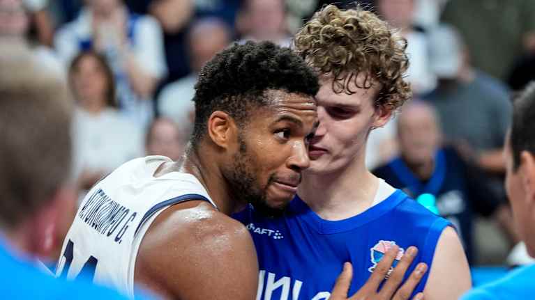 Giannis Antetokounmpo ja Lauri Markkanen tunteikkaassa hetkessä EM-pronssipelin jälkeen.
