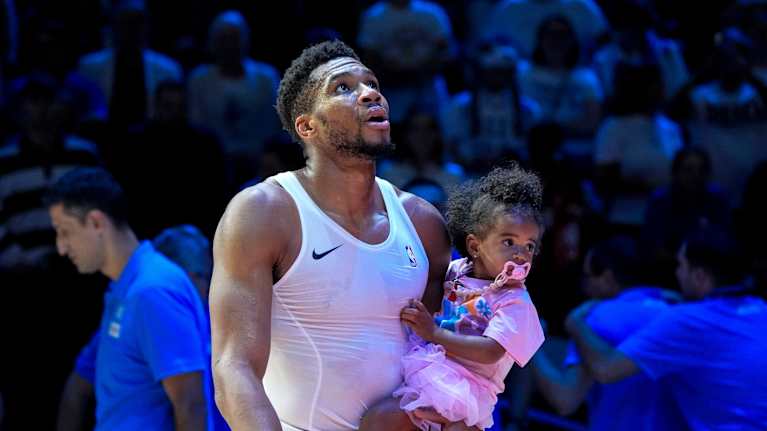 Giannis Antetokounmpo lapsensa kanssa koripallon EM-pronssipelin jälkeen.