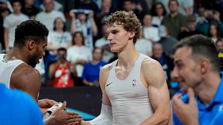 Giannis Antetokounmpo ja Lauri Markkanen vaihtoivat paitoja.