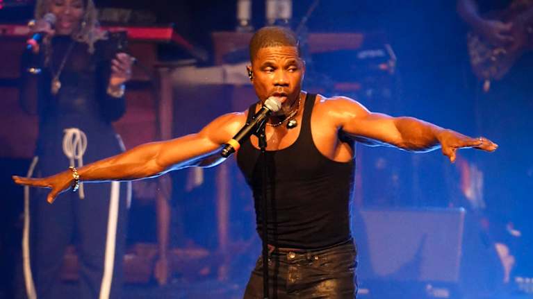 Kirk Franklin esiintymässä Kultturitalolla. 
