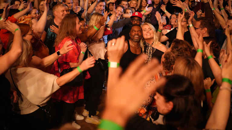 Kirk Franklin esiintymässä Kultturitalolla. 