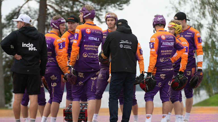 Sotkamon Jymyn joukkue kokoontumassa aikalisän aikana.