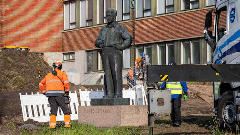 Unto Seppäsen patsas siirrettin Kuntotalon edustalta 15.9.2025 Kouvolan teatterin remontin tieltä pois.
