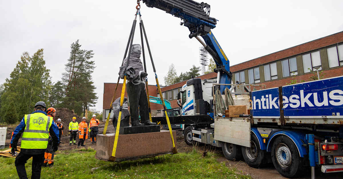 Näin siirtyi kolme ja puoli tonnia painava Unto Seppäsen patsas Kouvolan keskustassa – liikennekin pysäytettiin | Kymenlaakso