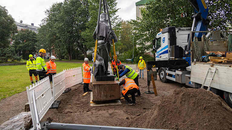 Unto Seppäsen patsaan siirtäminen Kouvolan teatterin remontin tieltä.