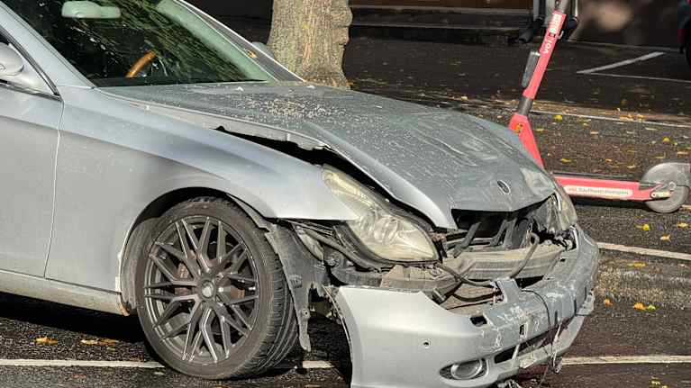 Auto, jonka keula on rytyssä.