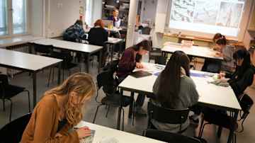 Helsingin kuvataidelukion oppituntia. 
