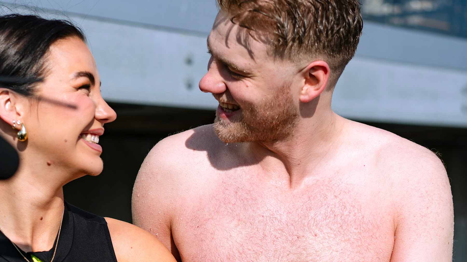 Olivia Myllylä ja Wiljami Myllylä näyttävät uimapuvuissa käsiään, joissa on heidän isänsä Mika Myllylän nimikirjoitus tatuoituna.