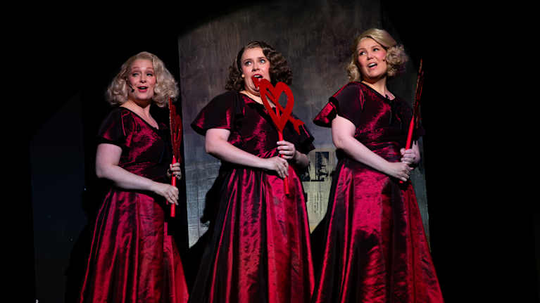 Kolme naisnäyttelijää esittämässä Valtosen siskoksia näytelmään Harmony sisters.