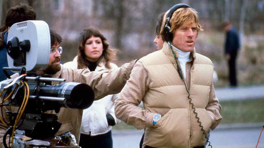 Robert Redford ohjaamassa elokuvassa Tavallisia ihmisiä.