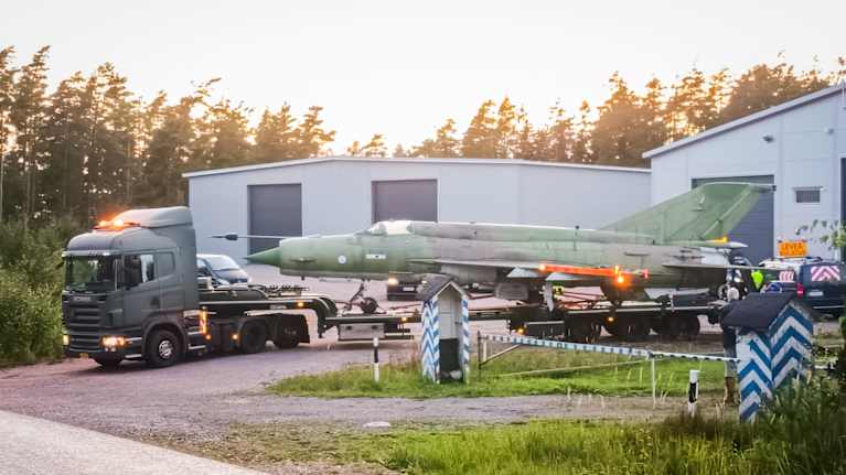 Ilmailumuseoyhdistyksen MiG-21-hävittäjää kuljetetaan rekalla.