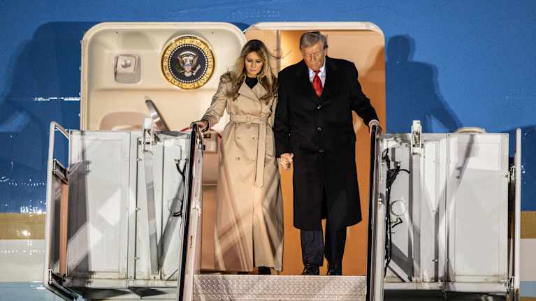 Donald Trump ja Melania Trump astuivat ulos Air Force Onesta Stanstedin lentoasemalla.