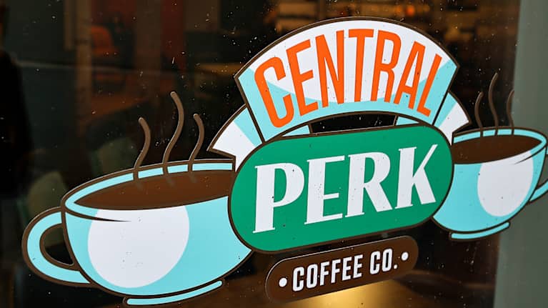 Kahvilan ikkuna, jossa on Central Perk Coffee Co. -logo. 