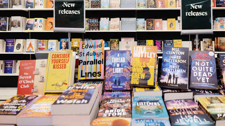 Akateemisen kirjaupan hyllyssä eniten myyvät englanninkieliset kirjat "top picks this week".