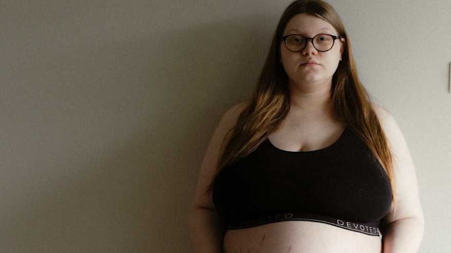 ida keränen poseeraa raskaana kameralle.