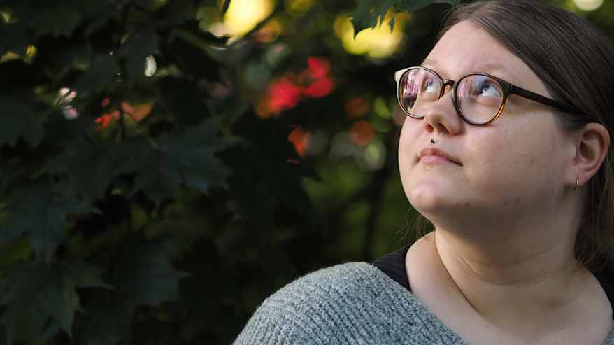 Ida Keränen poseeraa syysvalossa.