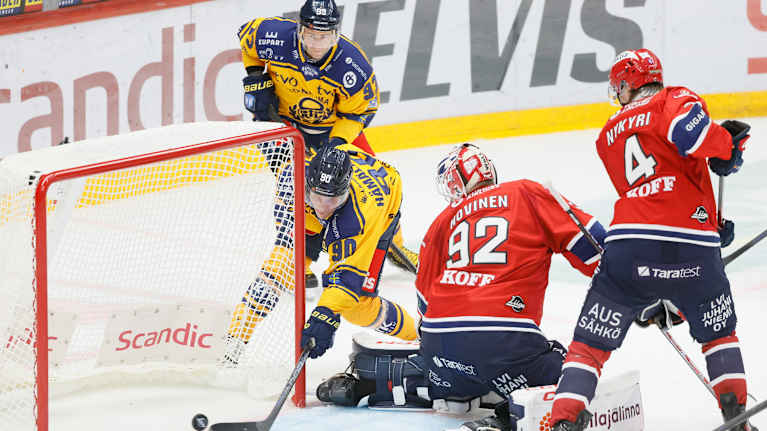 Rauman Lukon Lenni Hämäläinen tekee maalin HIFK:ta vastaan.