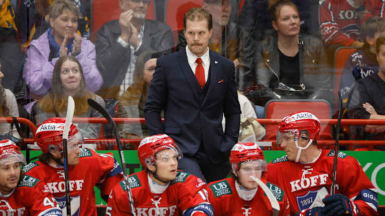 HIFK:n jääkiekkojoukkueen vaihtopenkki ja päävalmentaja Olli Jokinen.