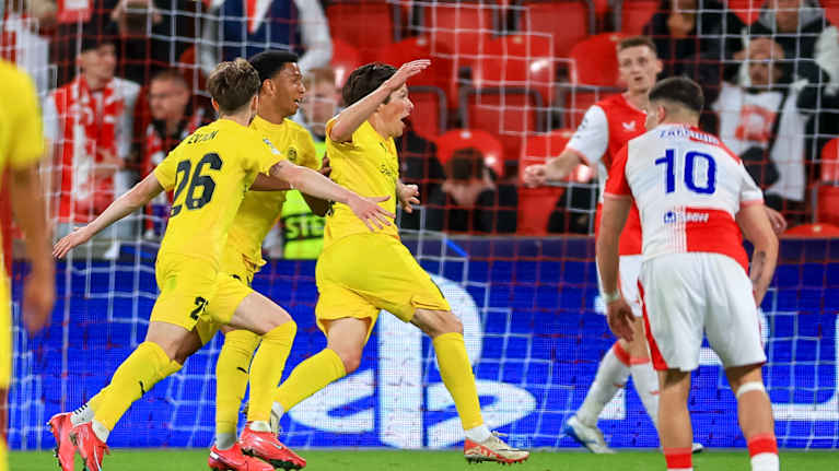 Bodo/Glimtin pelaajat juhlivat maalia Slavia Prahaa vastaan.