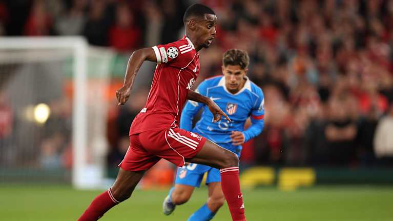 Alexander Isak kuljettaa palloa.
